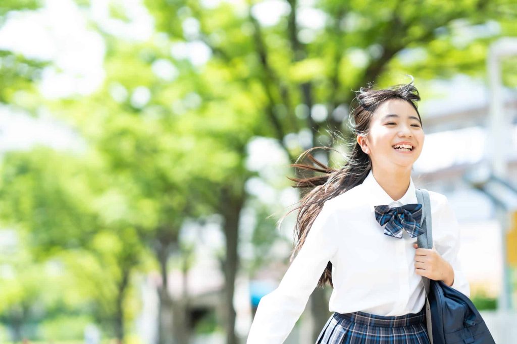 楽しく通学する女子中学生